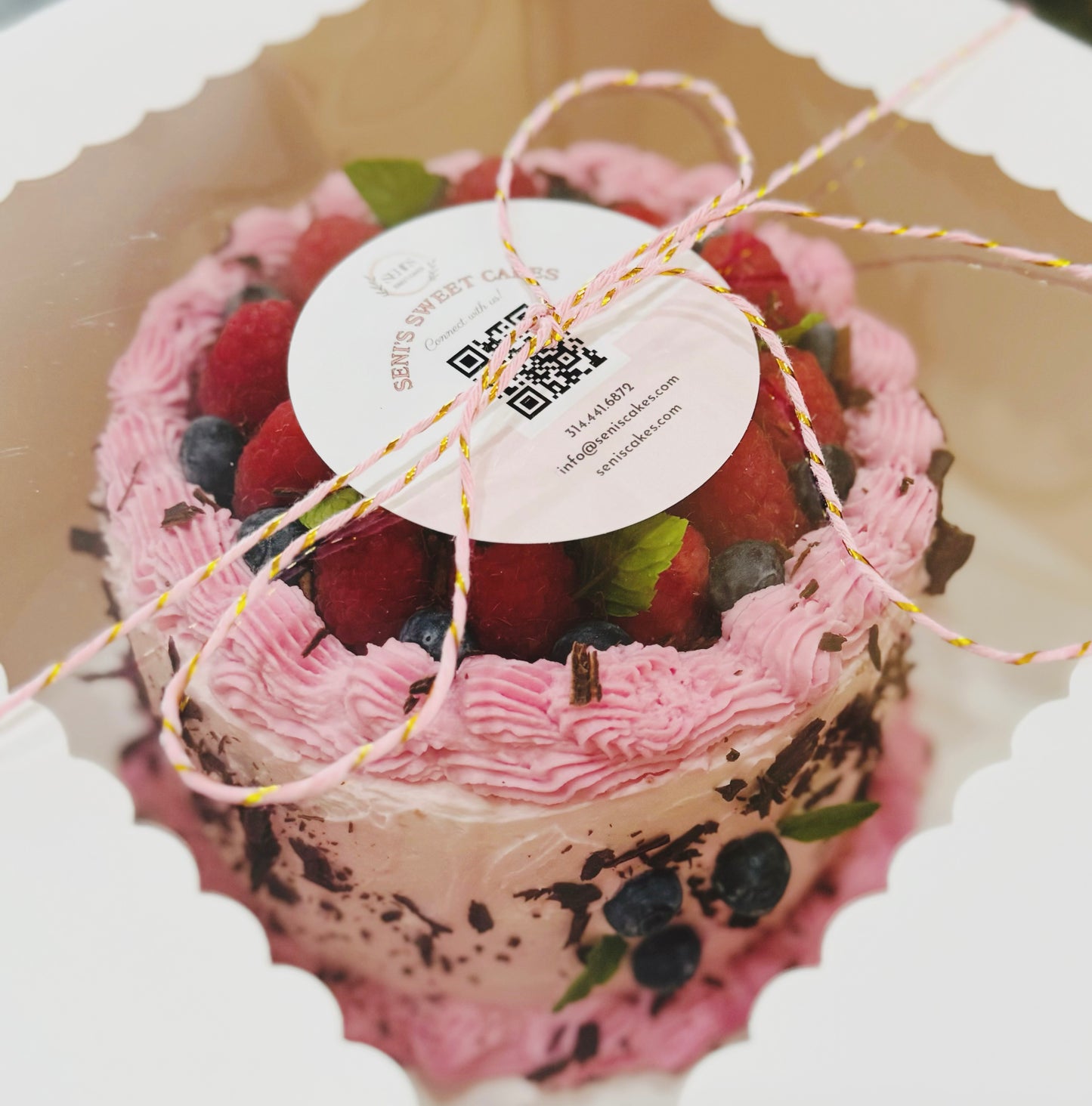 Ягодный торт с темным шоколадом и миндальной мукой