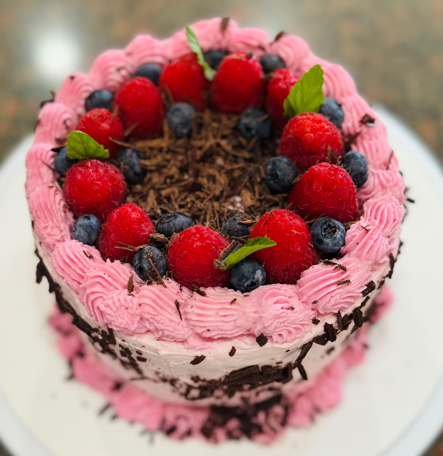 Pastel De Harina De Almendras Y Chocolate Oscuro Con Bayas