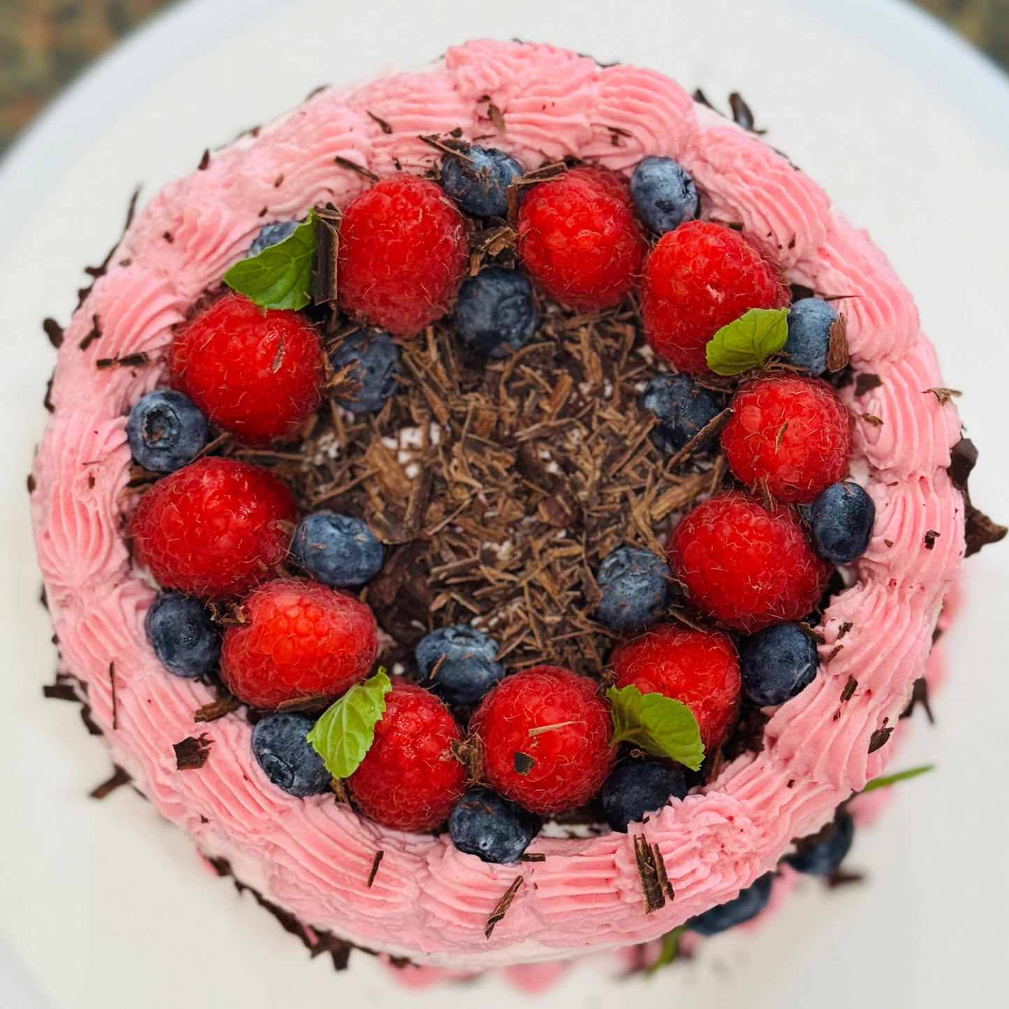 Pastel De Harina De Almendras Y Chocolate Oscuro Con Bayas